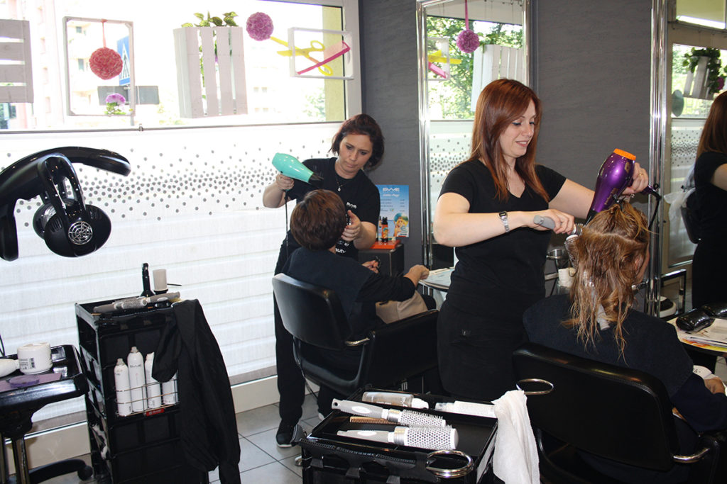 Uno spazio unico dove il nostro team è pronto a prendersi cura dei suoi clienti, con tagli moderni, tecniche sempre al passo con i tempi, trattamenti e cura dei capelli con prodotti di prima qualità, manicure…