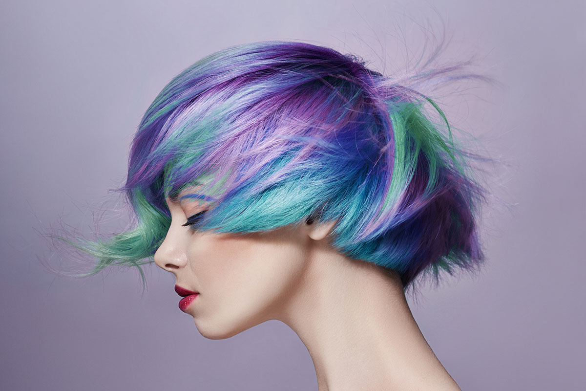 La moda celebra lo spazio con la nuova tendenza Galaxy Hair
