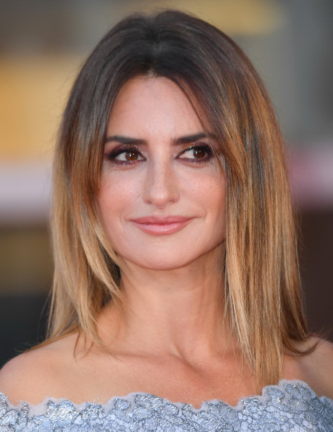 Anche Penelope Cruz ha scelto le schiariture ad effetto naturale del Balayage per illuminare la sua chioma.