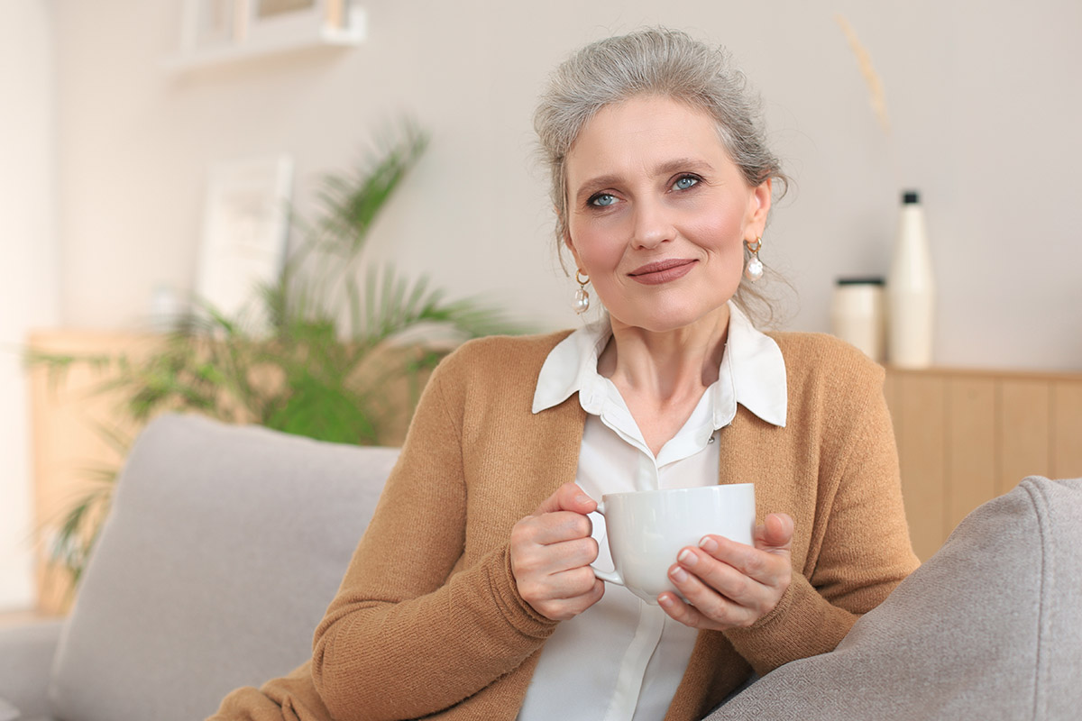 During menopause we don't stop going to the hairdresser: it can help us keep our hair beautiful and with the right style or cut it can hide thinning hair!